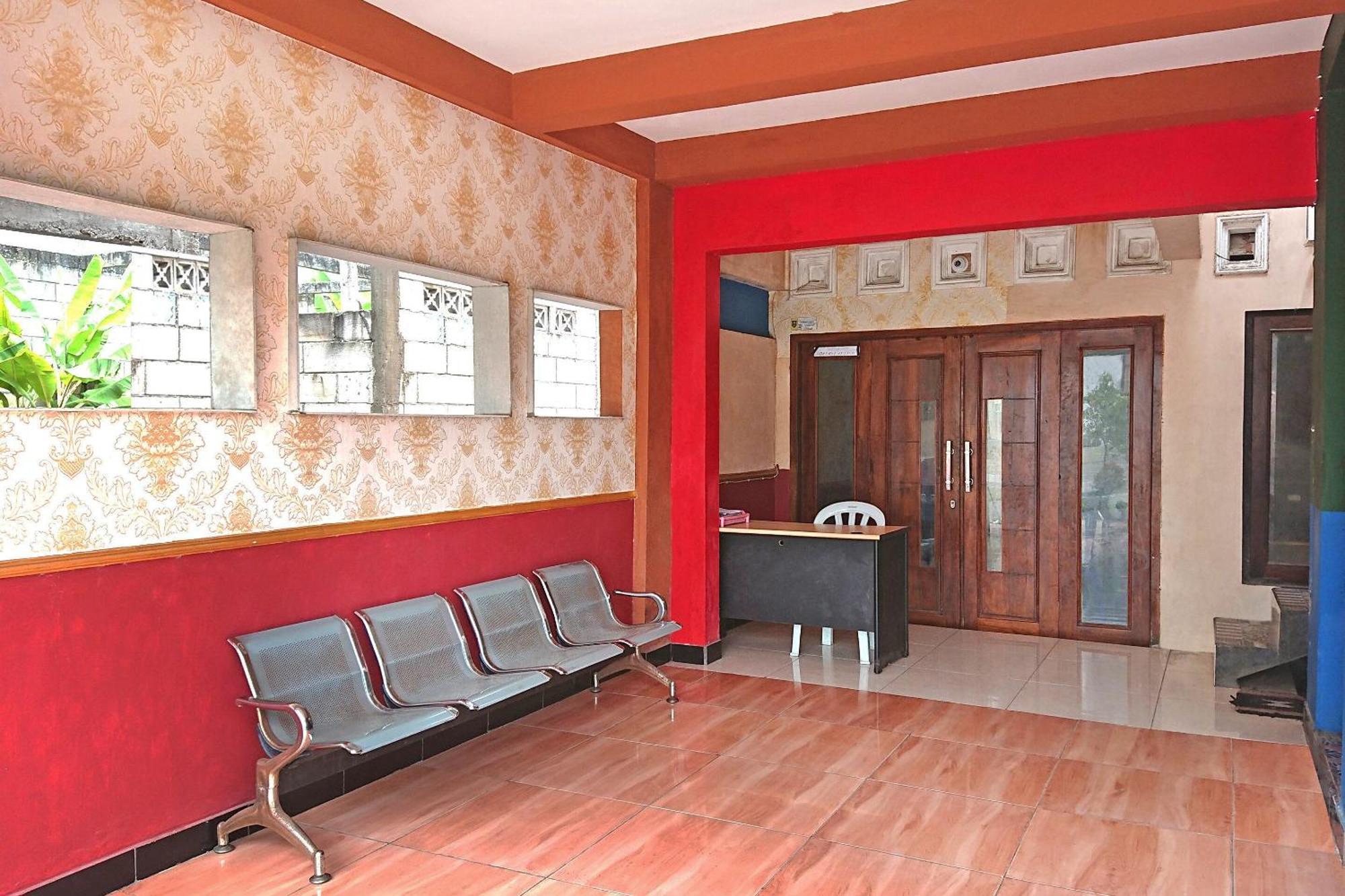 Spot On 2473 Buana Jaya Guest House Cilacap Eksteriør billede